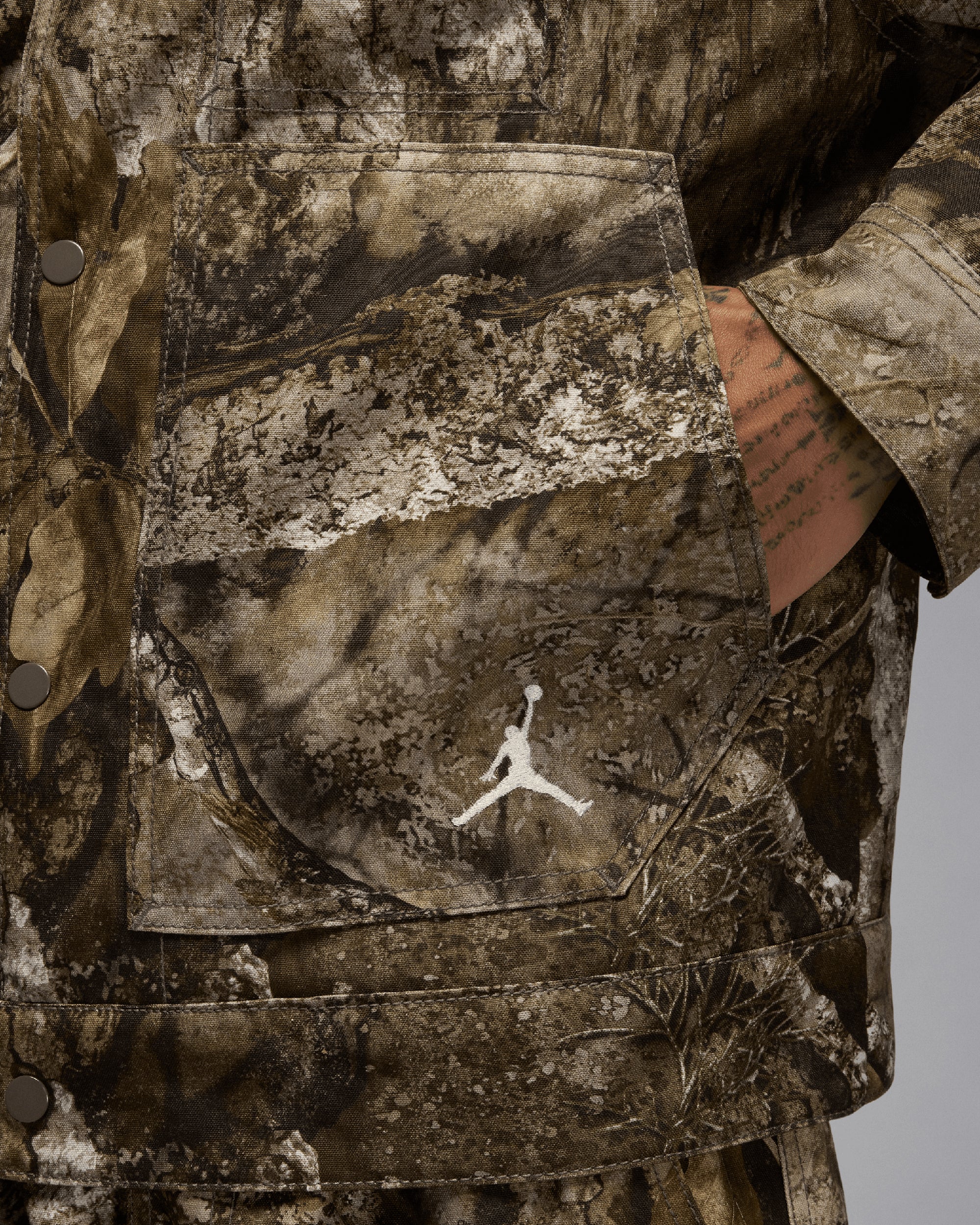 Jackets Coats Jordan Brooklyn Realtree Chicago Camo Print Relaxed Men's Light Jacket - HV0649-222