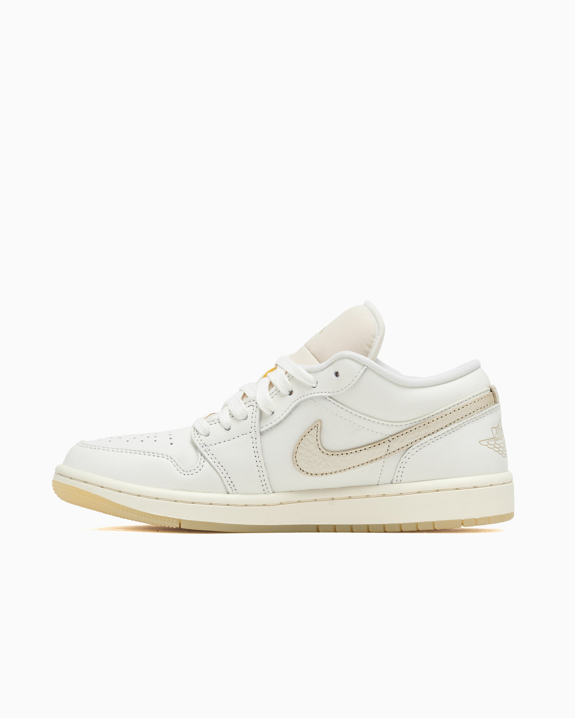 Sneakers Air Jordan Women's 1 Low SE "Hoops Gold Pack" - HV5157-100