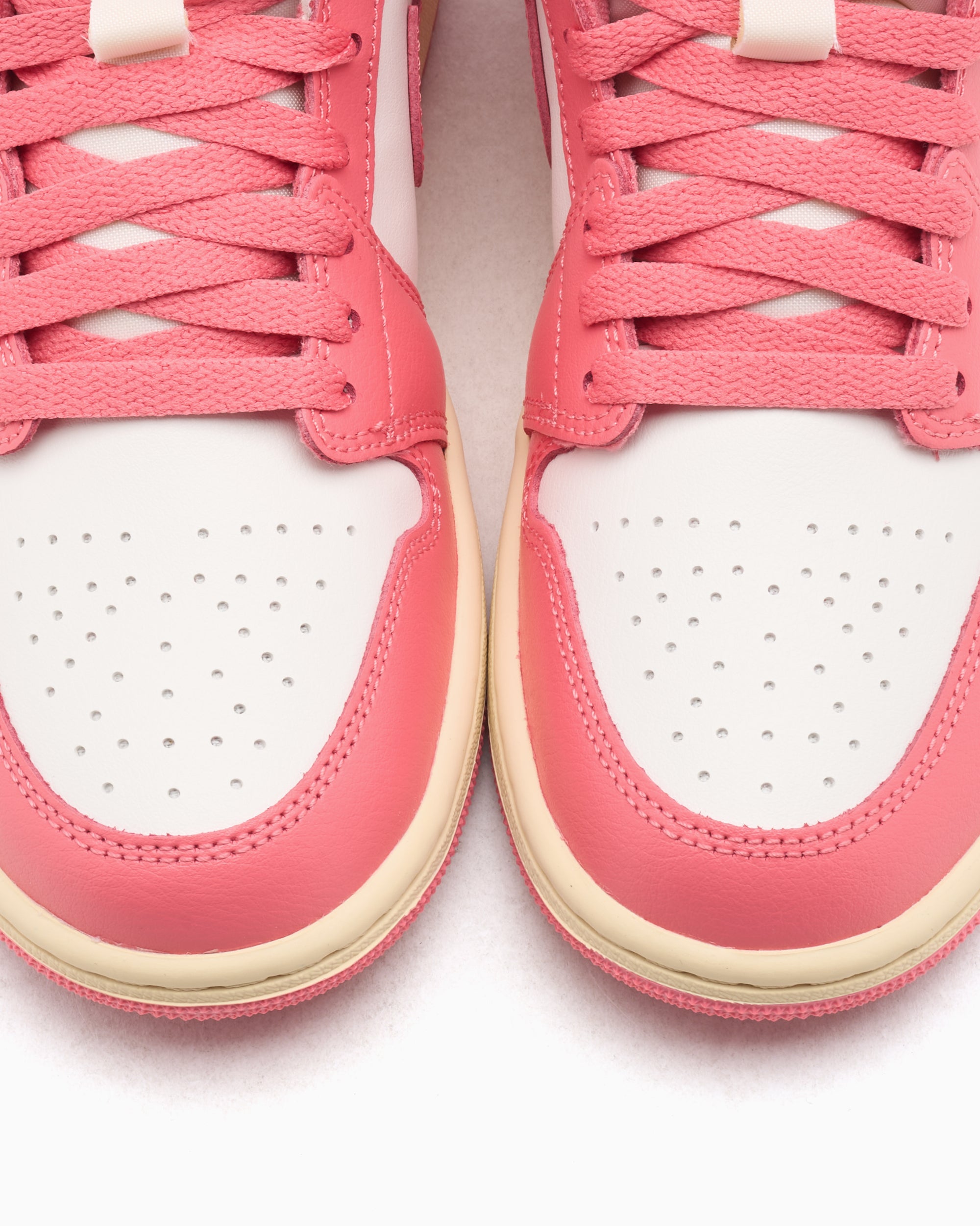 Sneakers Air Jordan Women's 1 Mid - BQ6472-109