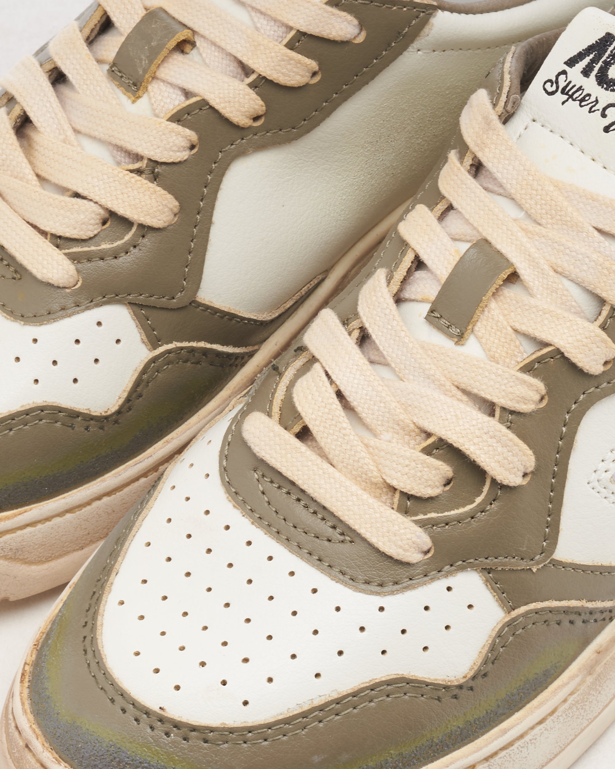 Sneakers Autry Women's Medalist Low Super Vintage Leather - AVLWSV50