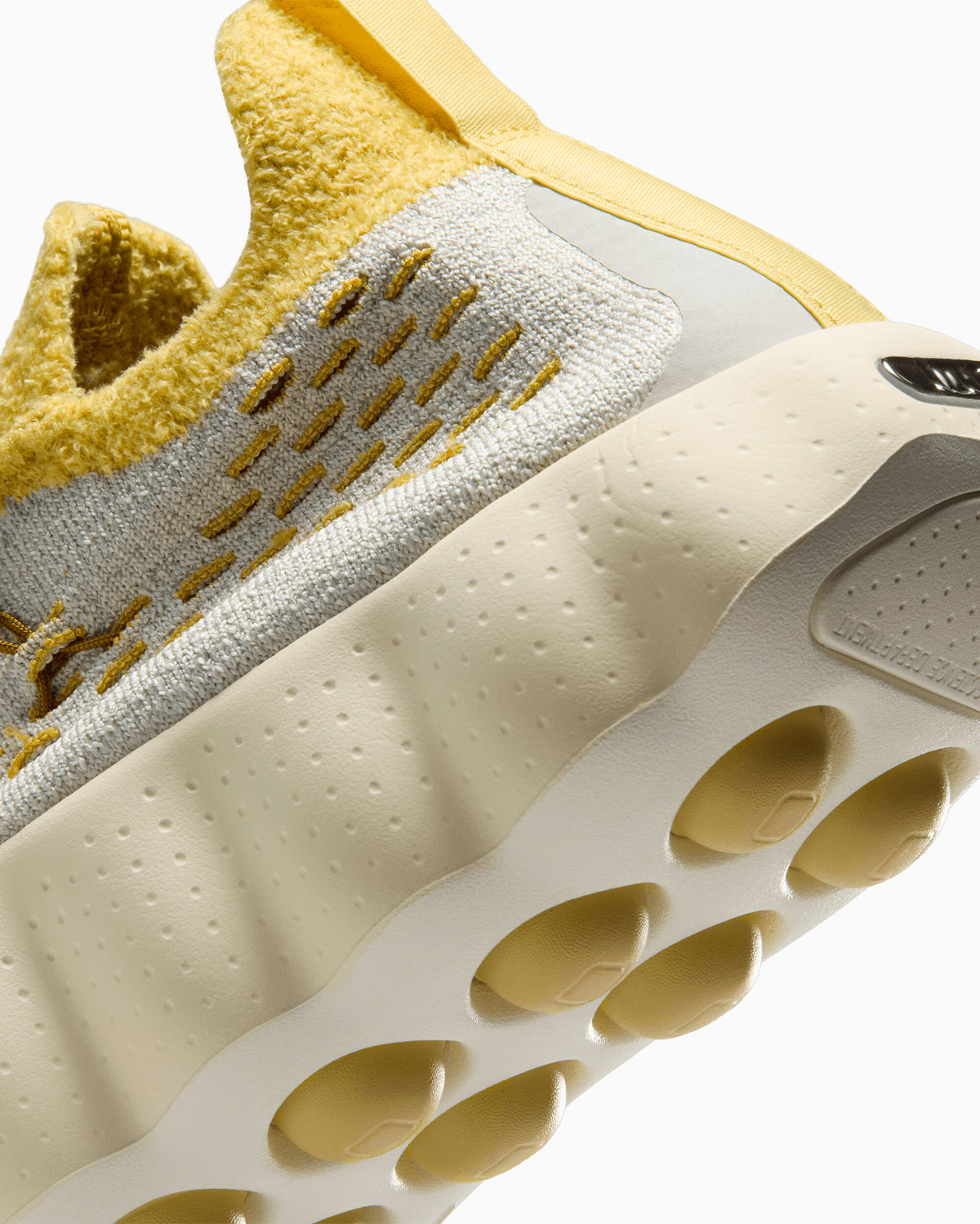 Sneakers Nike Mind 002 Flyknit "Saturn Gold" - IR2176-003