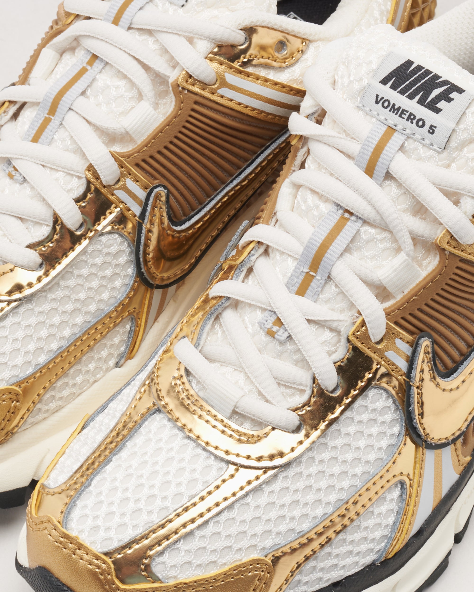 Sneakers Nike Women's Zoom Vomero 5 "Gold" - HF7723-001