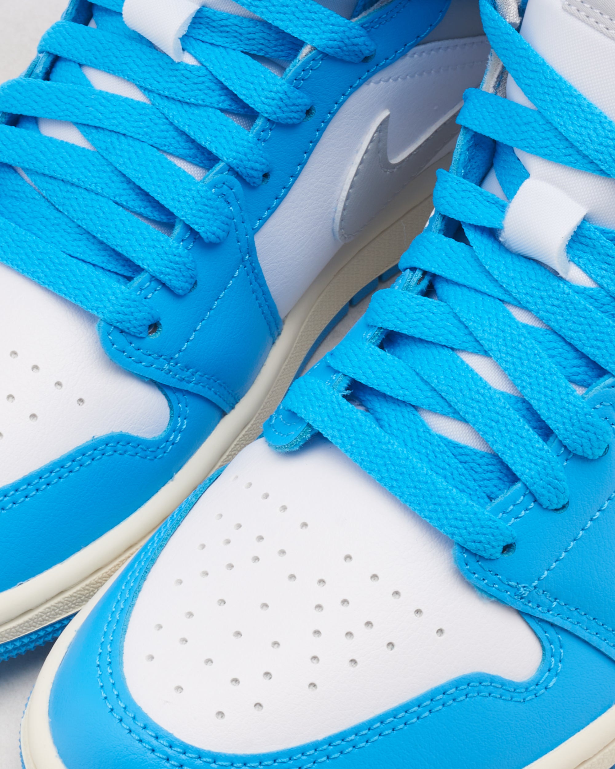 Sneakers Air Jordan Women's 1 Mid - BQ6472-400