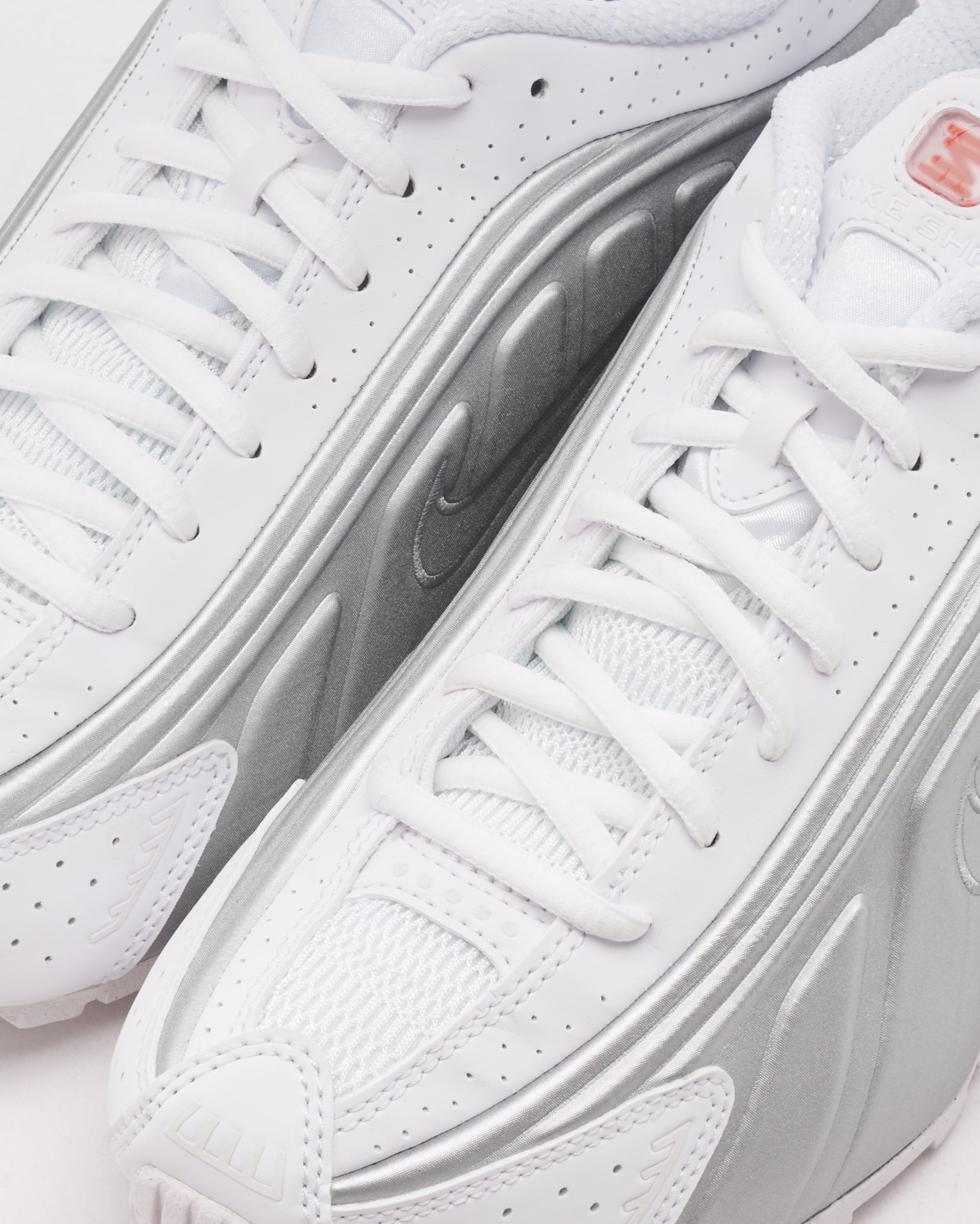 Sneakers Nike Shox R4 "White Metallic" - AR3565-101