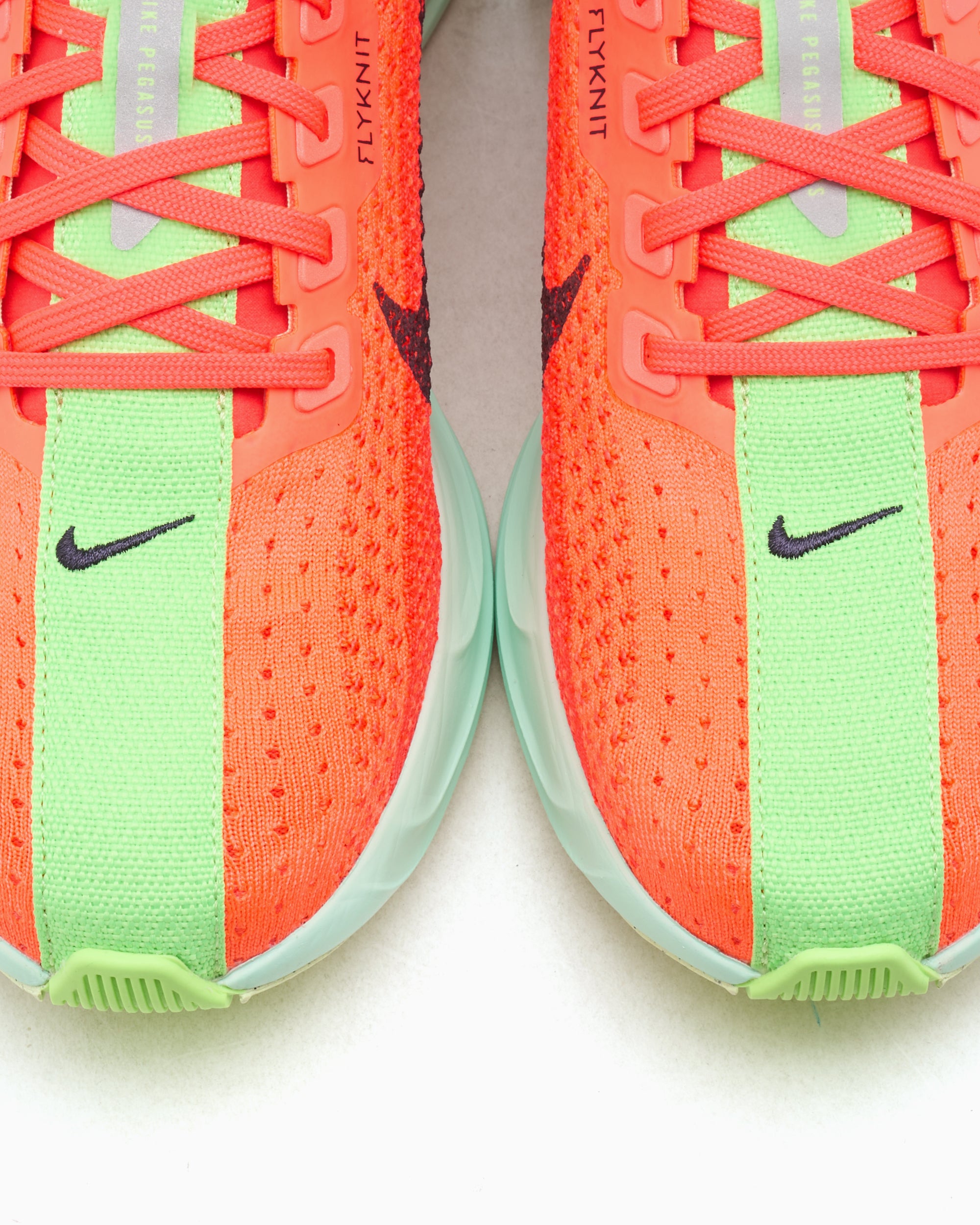 Sneakers Nike Women's Pegasus Plus - FQ7261-600