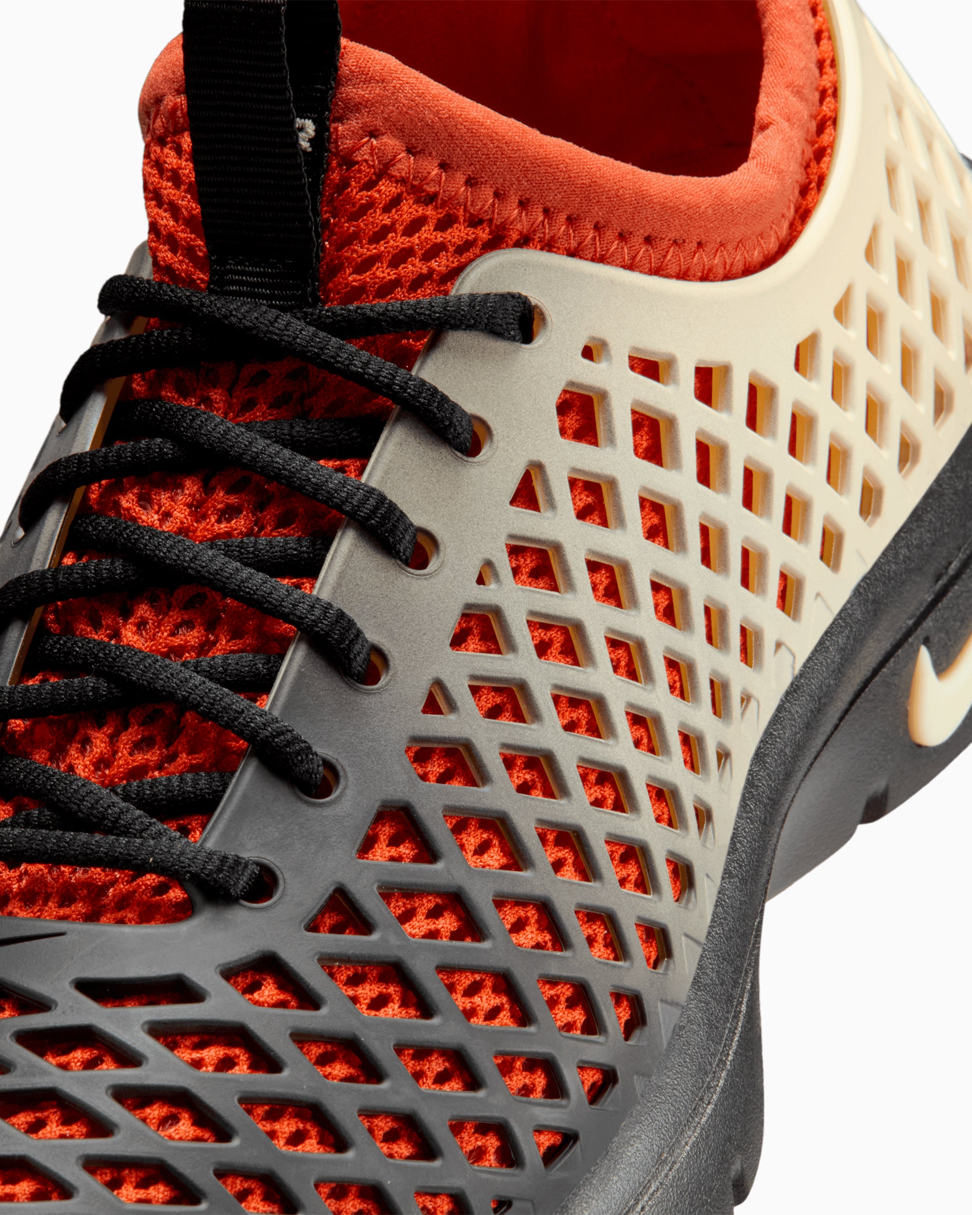 Sneakers Nike Women's Rejuven8 Run OG SE "Black and Rust Factor" - IO9932-001