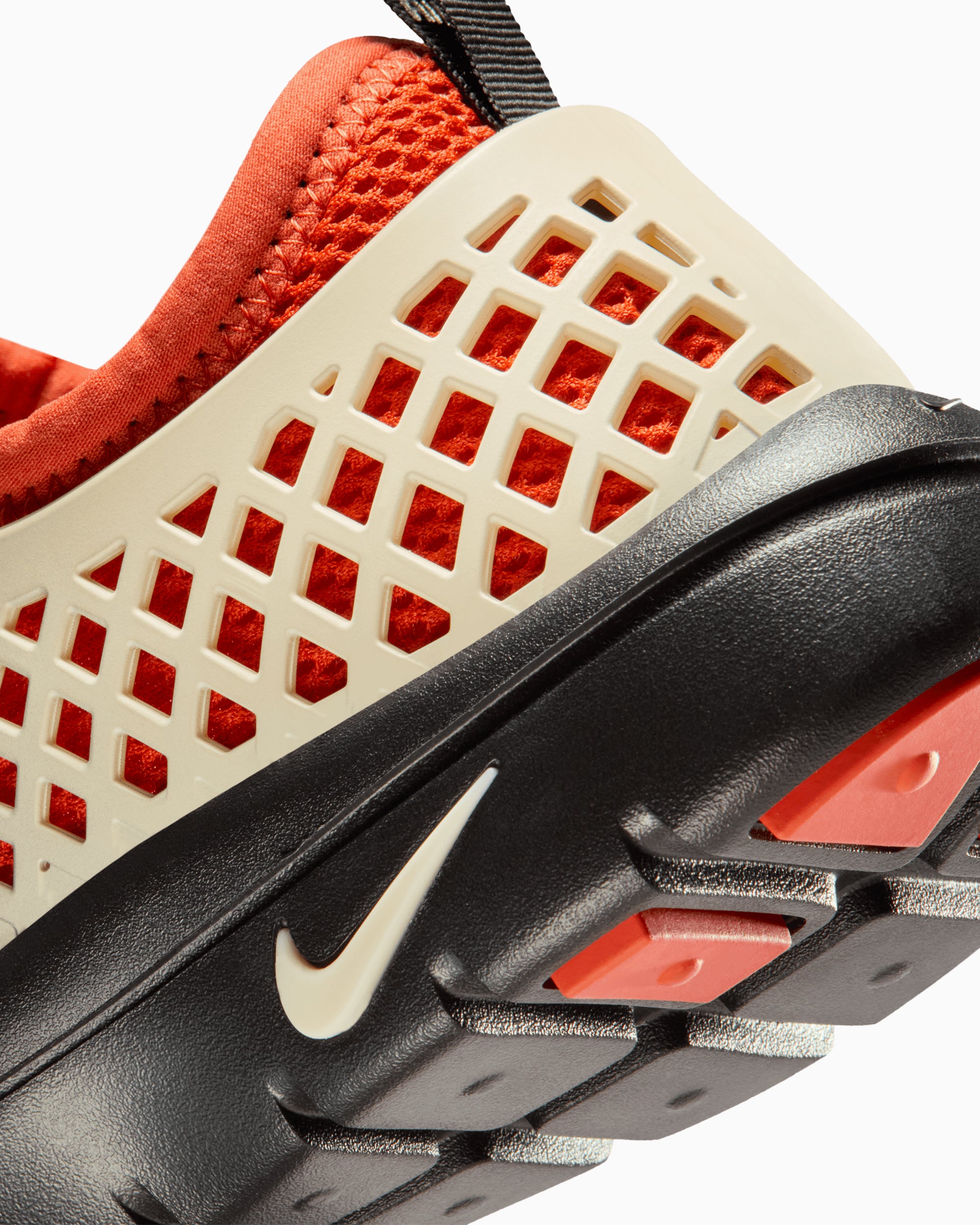 Sneakers Nike Women's Rejuven8 Run OG SE "Black and Rust Factor" - IO9932-001