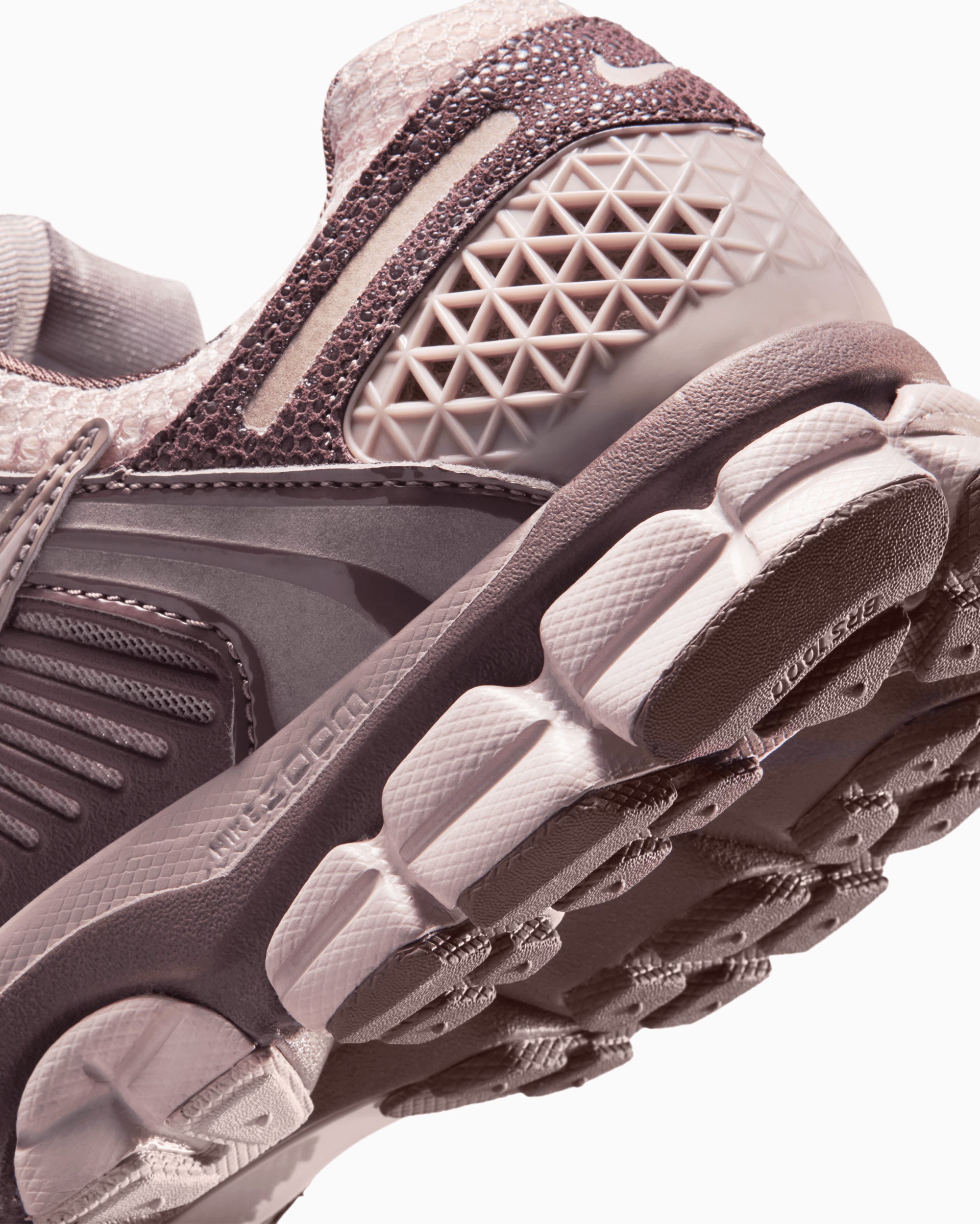 Sneakers Nike Women's Zoom Vomero 5 - II6236-500